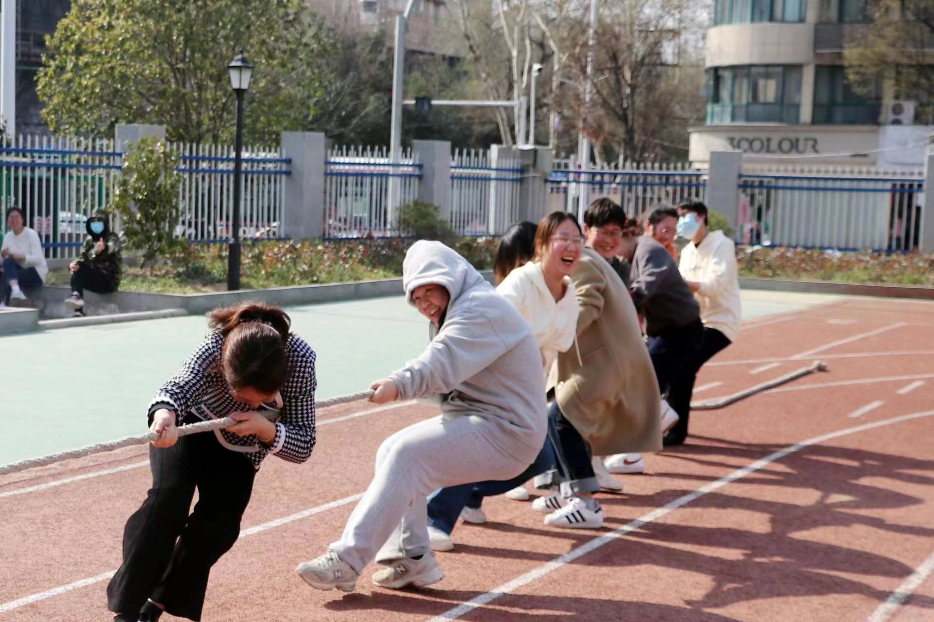 磁器街小学:趣味运动迎接"三八"妇女节