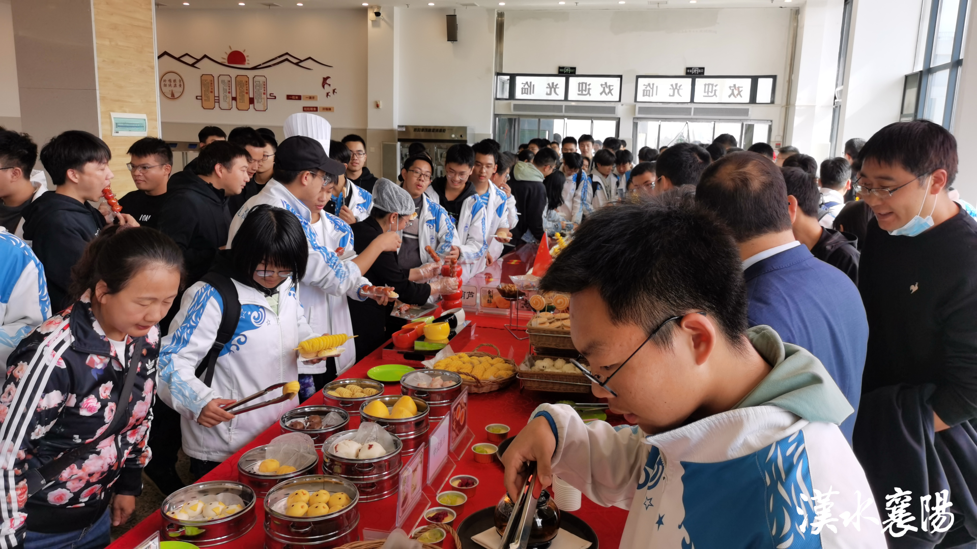 高中美食节开幕学校端出了忆苦思甜饭