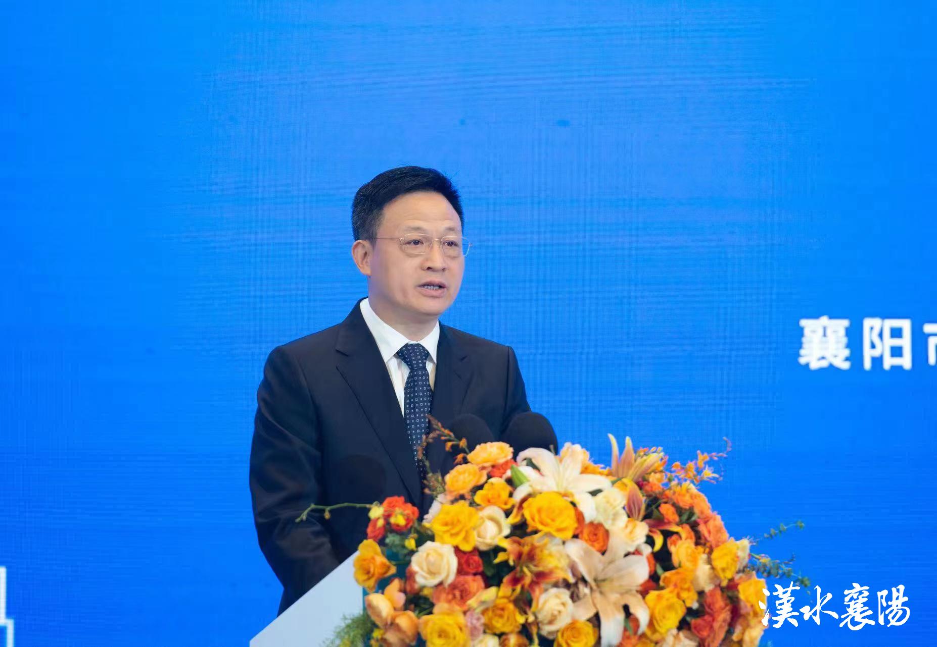 王祺扬代表市委,市人大,市政府,市政协向长期以来关心支持襄阳发展的