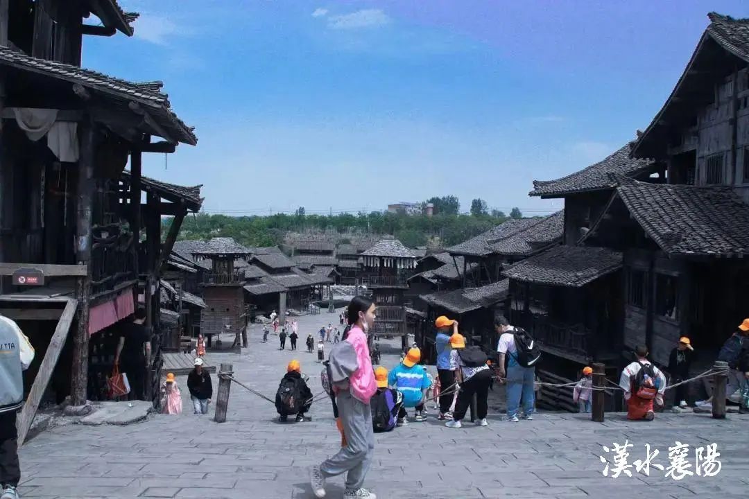 汉城是以汉代建筑风格为主体,是一座集影视拍摄,旅游观光 ,地方特色