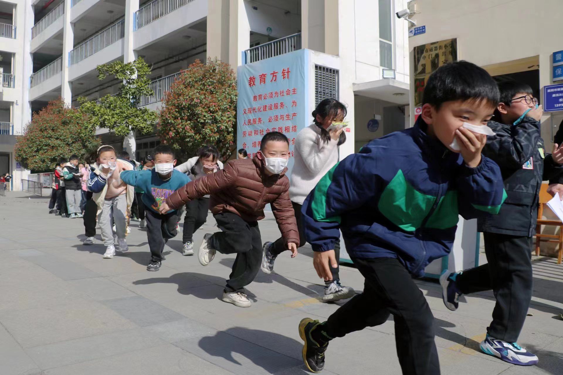 在第29个"全国中小学生安全教育日"到来之际,襄阳市磁器街小学联合