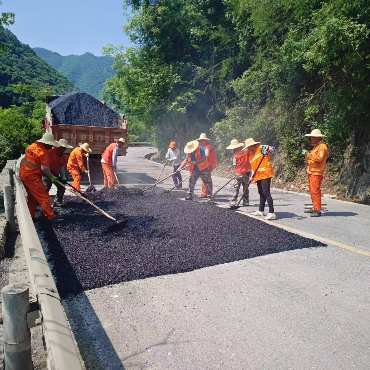 "6月5日,在南漳县九集镇温家畈村,随着自动插秧机在田里来回穿梭,不