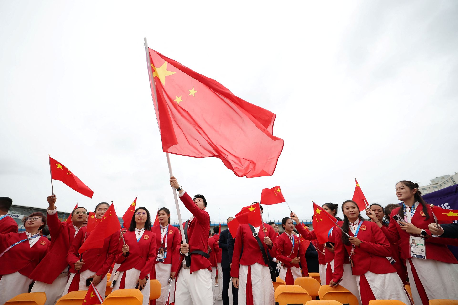  中国体育代表团正式亮相巴黎奥运会