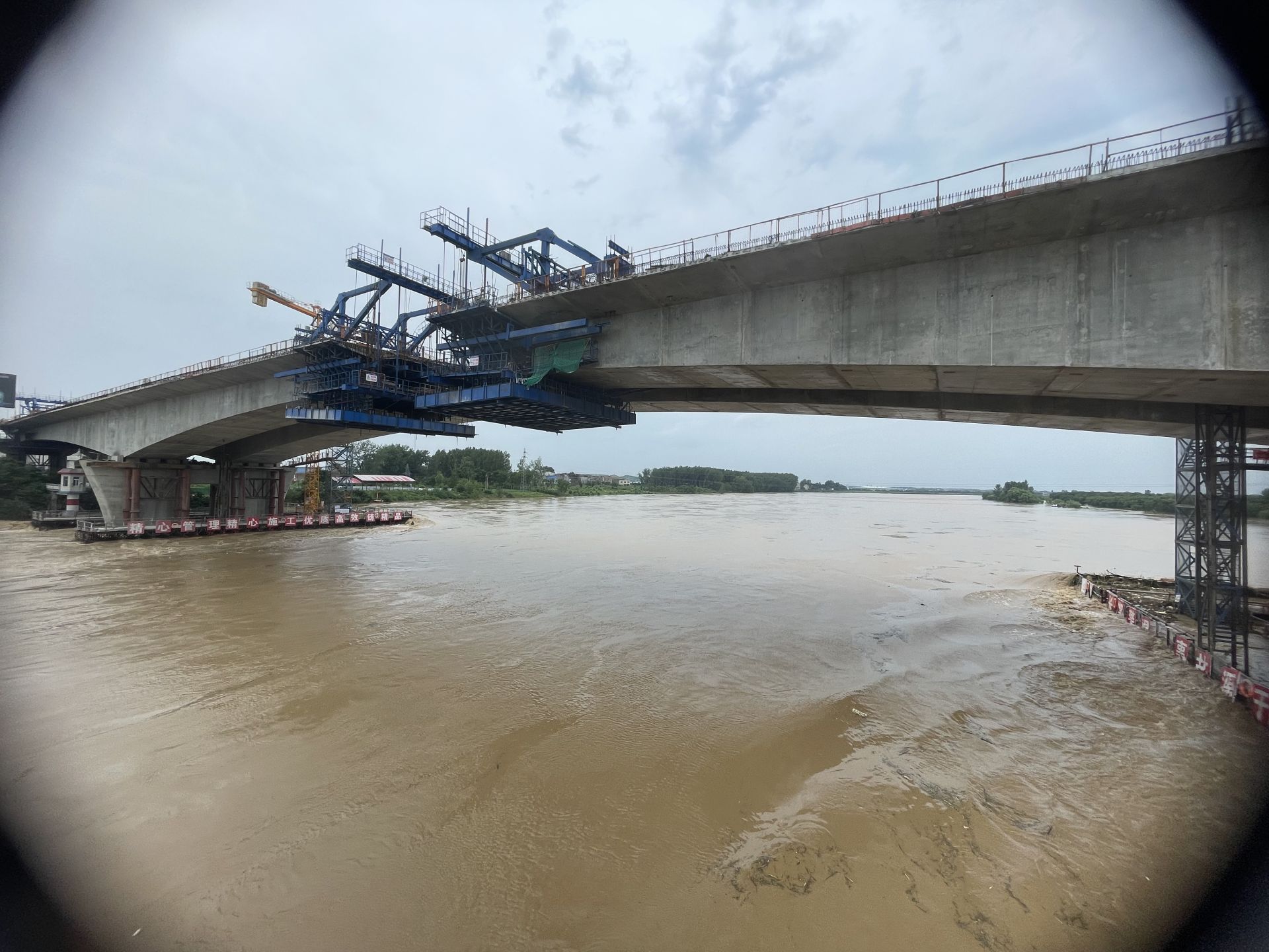  洪水持续过境在建新唐白河大桥