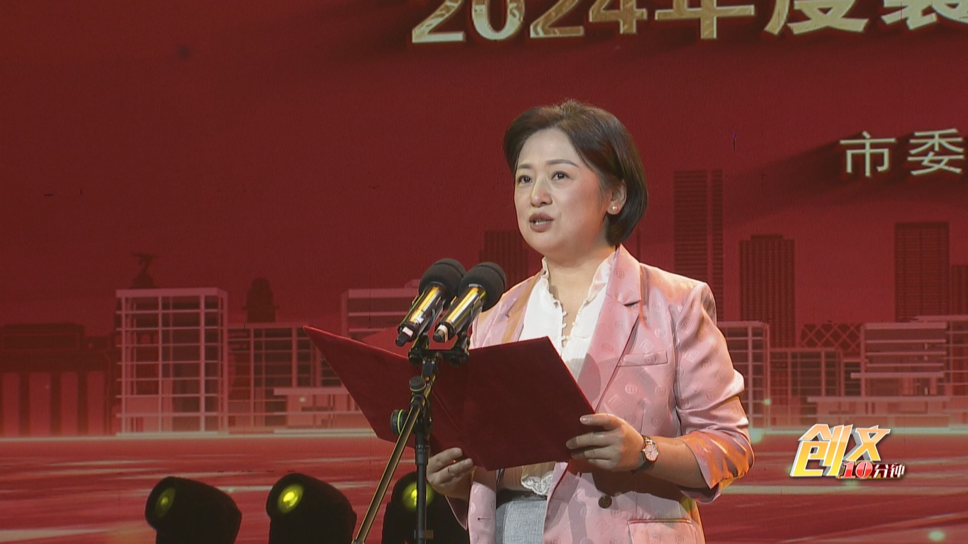 发布仪式上,市委常委,宣传部部长,市委教育工委书记陈剑向同学表示