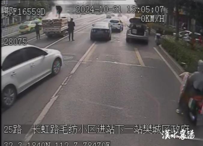  闹市街头，公交司机突然冲下车......