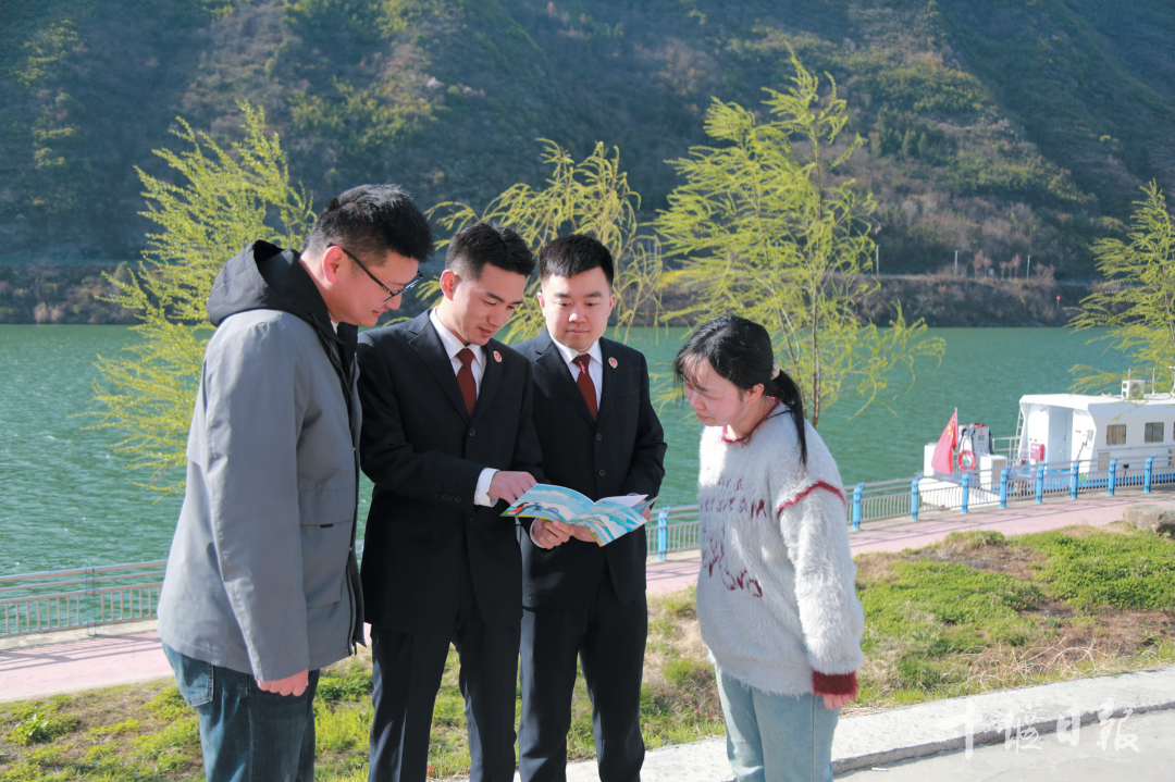 检察干警在汉江流域开展守水护水普法宣讲活动.png