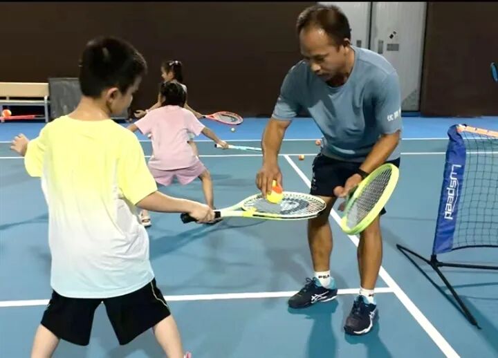 李柳（右）在教学。