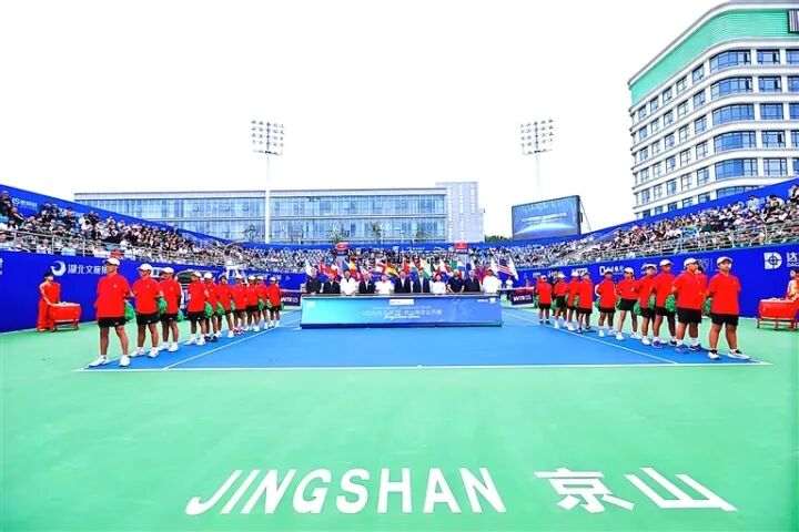 2025京山网球公开赛开幕，吸引众多网球爱好者前往观看。