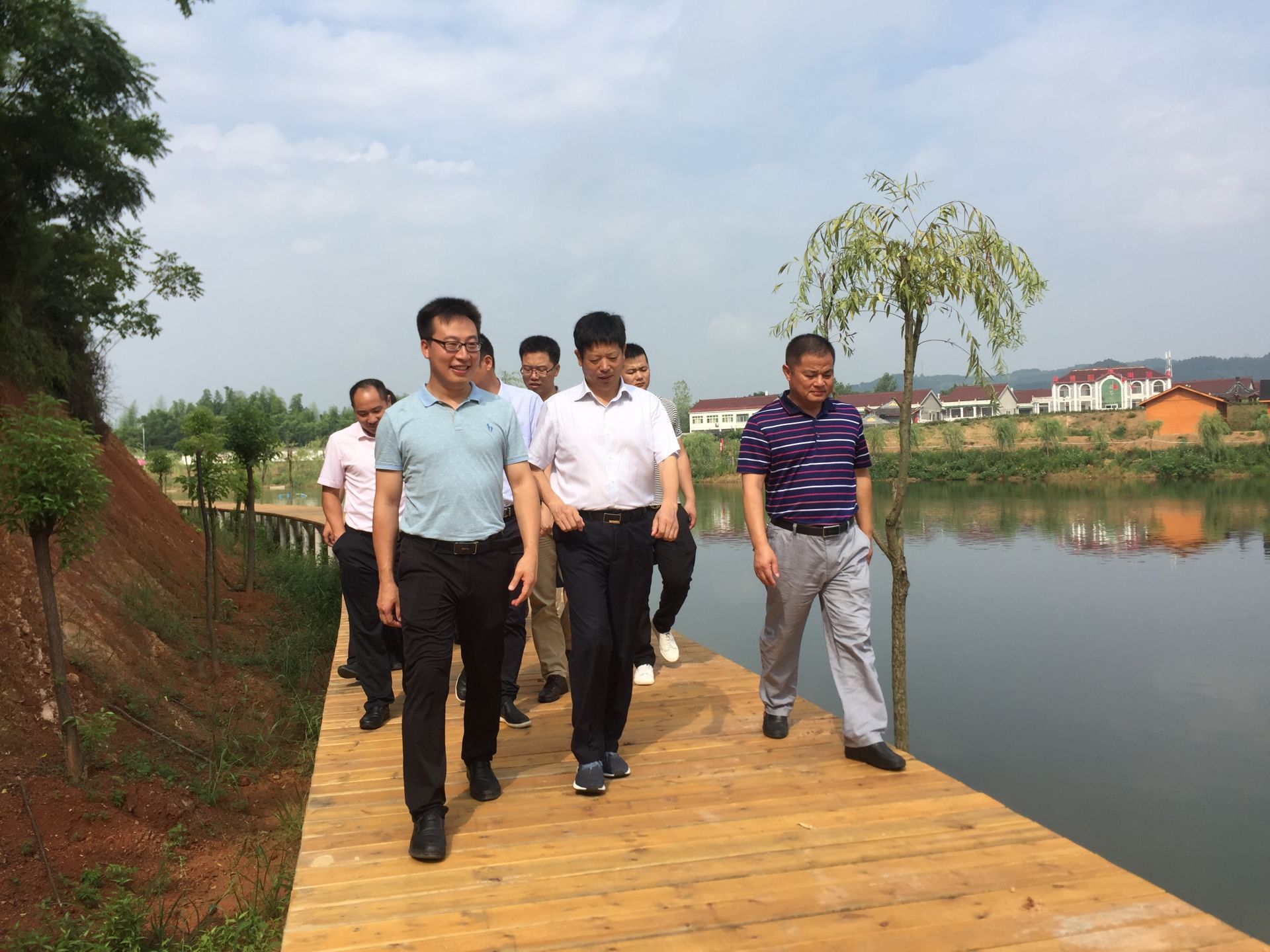 当日上午,朱冬明一行先后参观了蕲春县横车镇长石村的田园综合体,蒋山