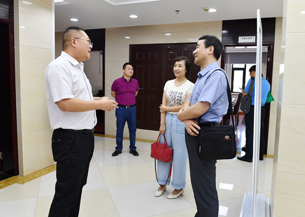 考察交流期间,上海市院一行还参观了蕲春县检察院院史陈列室和艾香