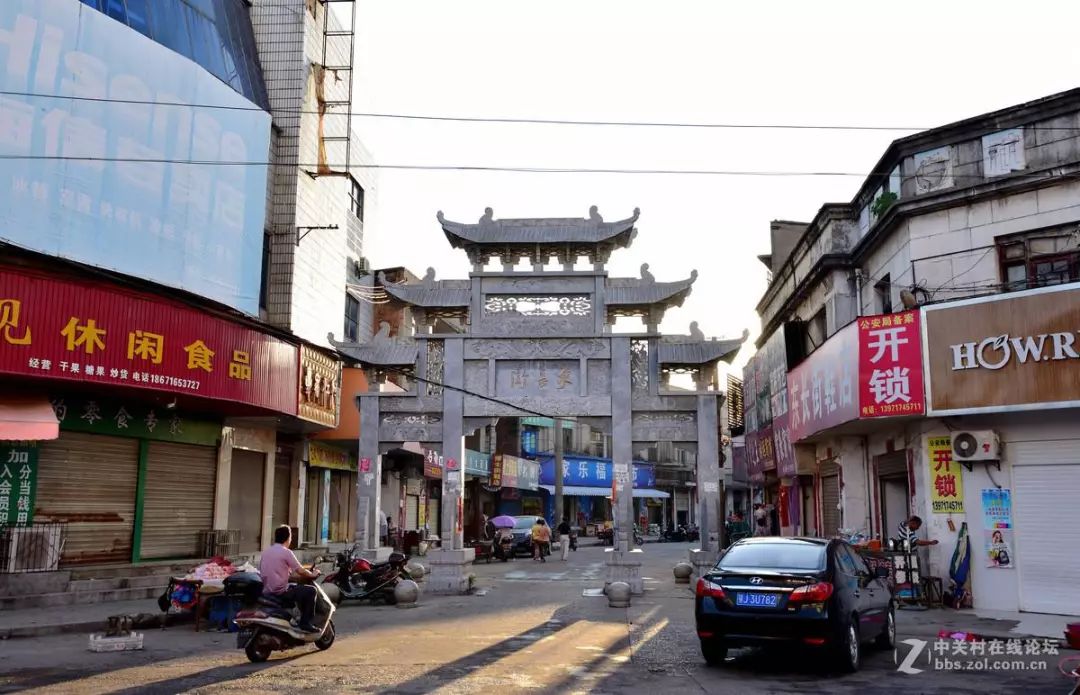 都会参观一条名叫东长街的小街道,因为这条看上去普普通通的街道不仅