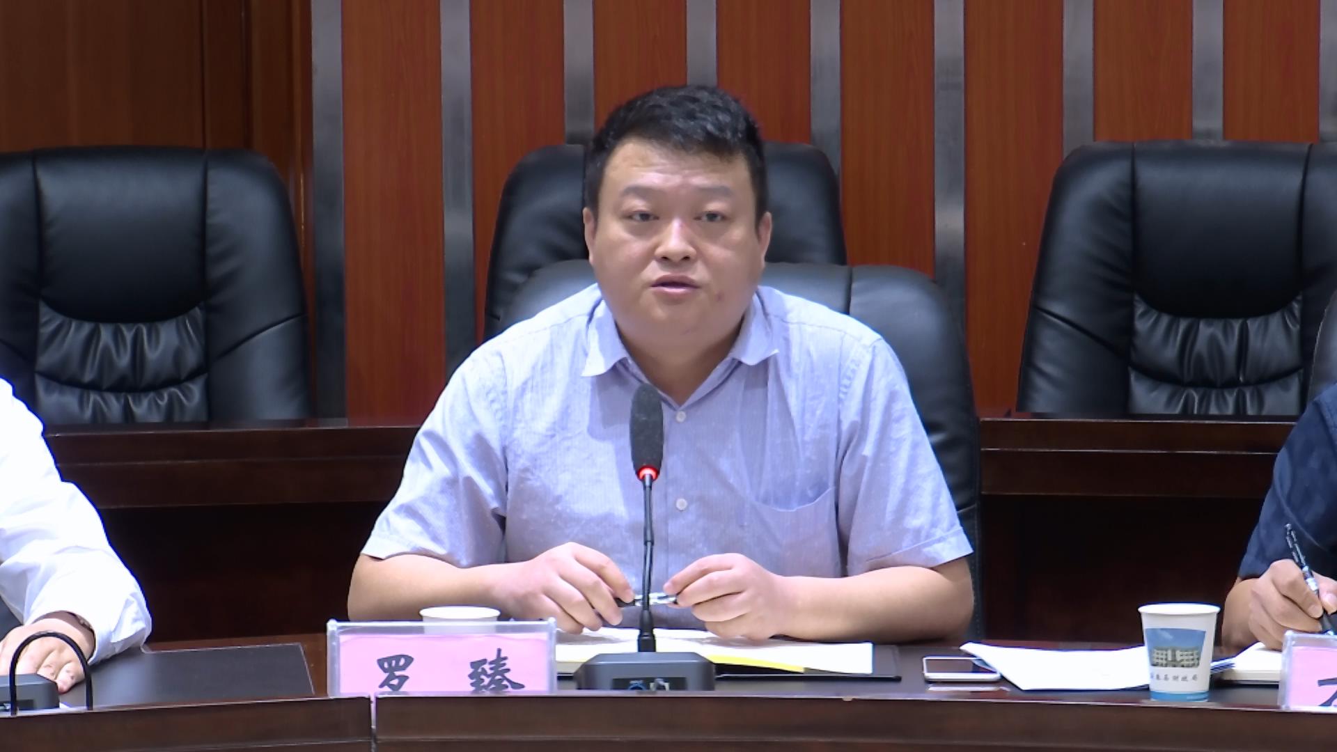 北京蕲春商会会长骆晓敏,县领导何朝阳,李国忠,胡杰参加签约仪式.