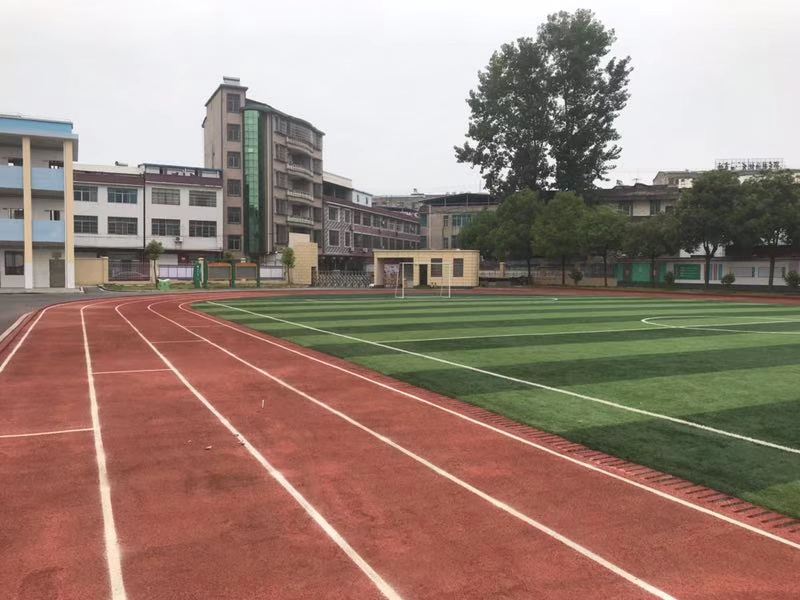 调研中,詹才红先后到县第三实验小学,蕲州实验小学,蕲春二中,实地察看