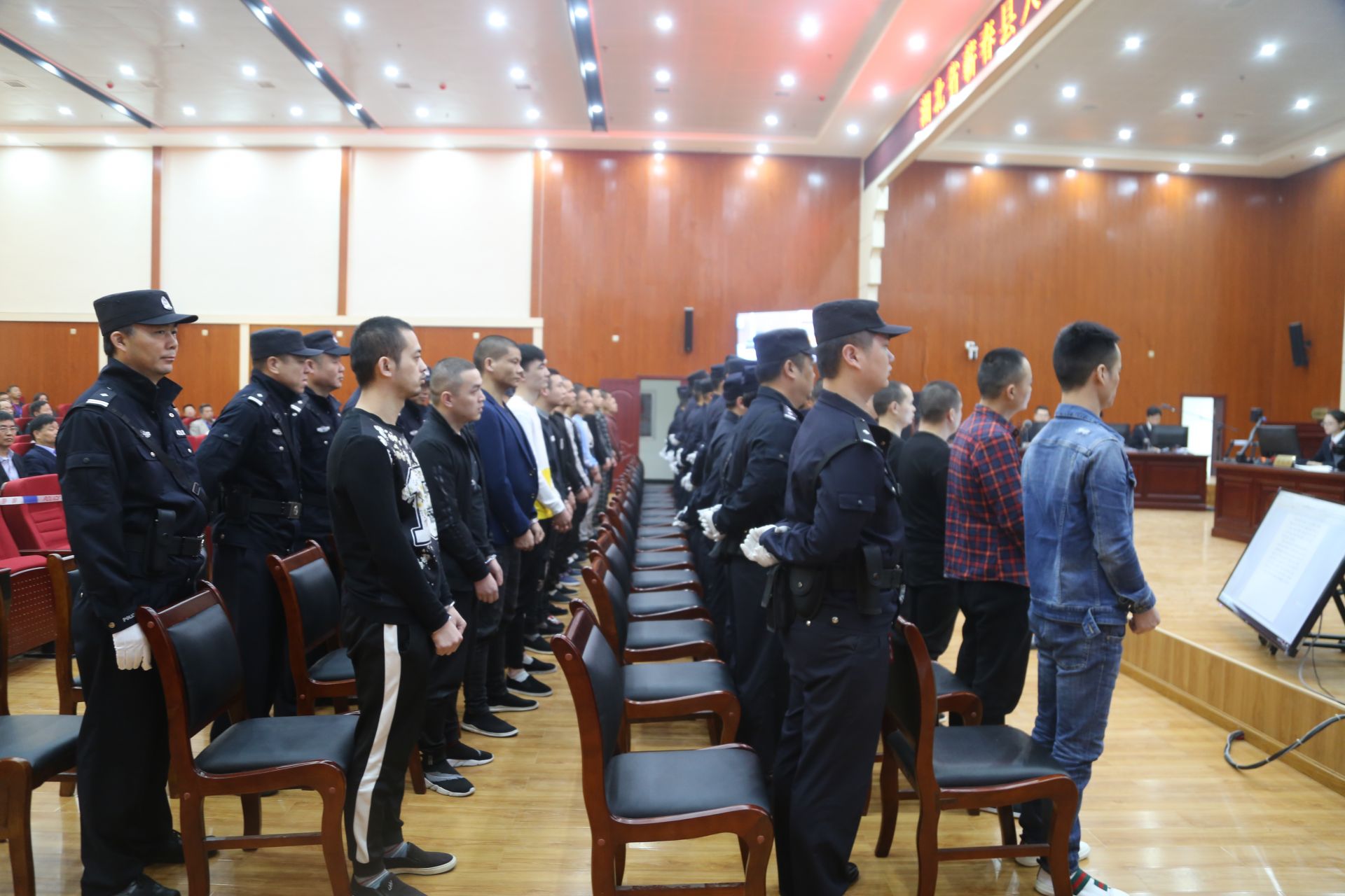 蕲春法院依法公开审理被告人管美华等30人涉黑一案