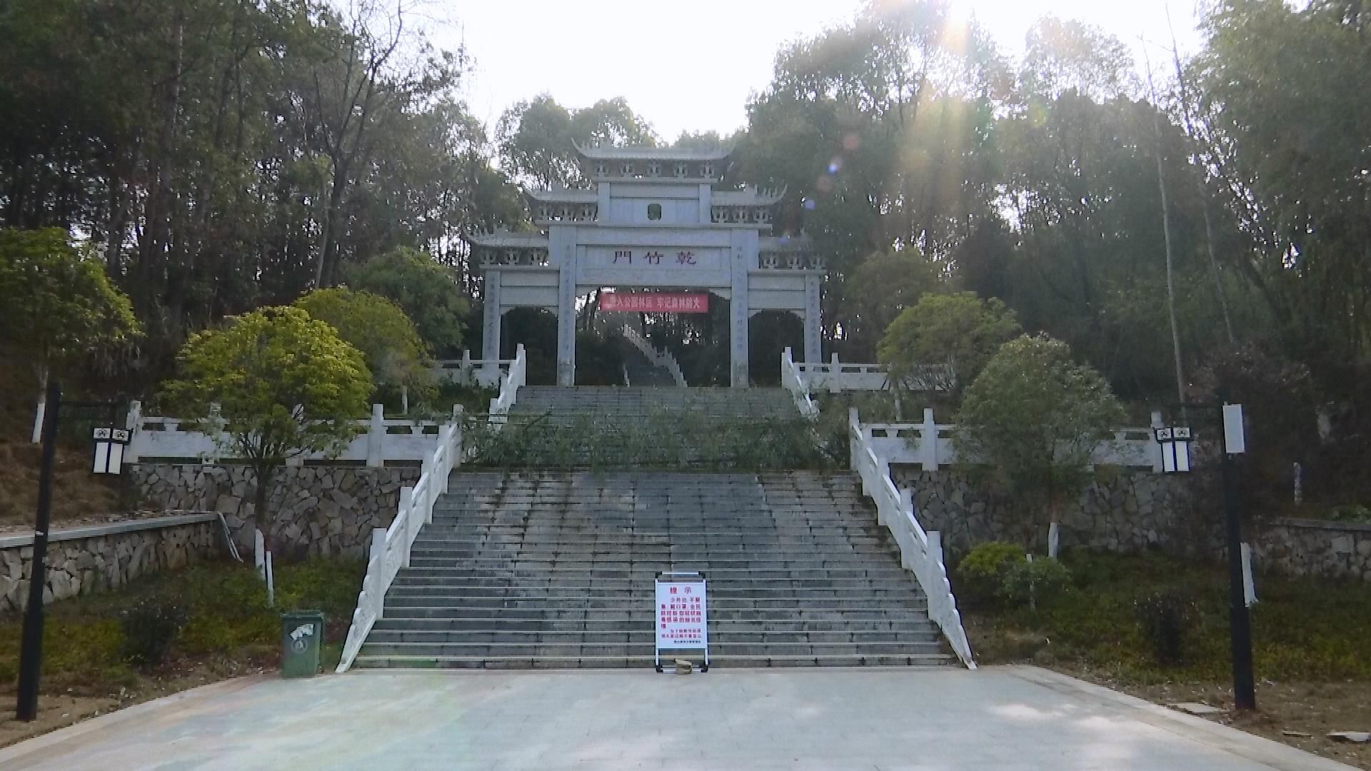 记者 周润卿:我现在是在独山森林公园,平时这里游客很多,是一个非常