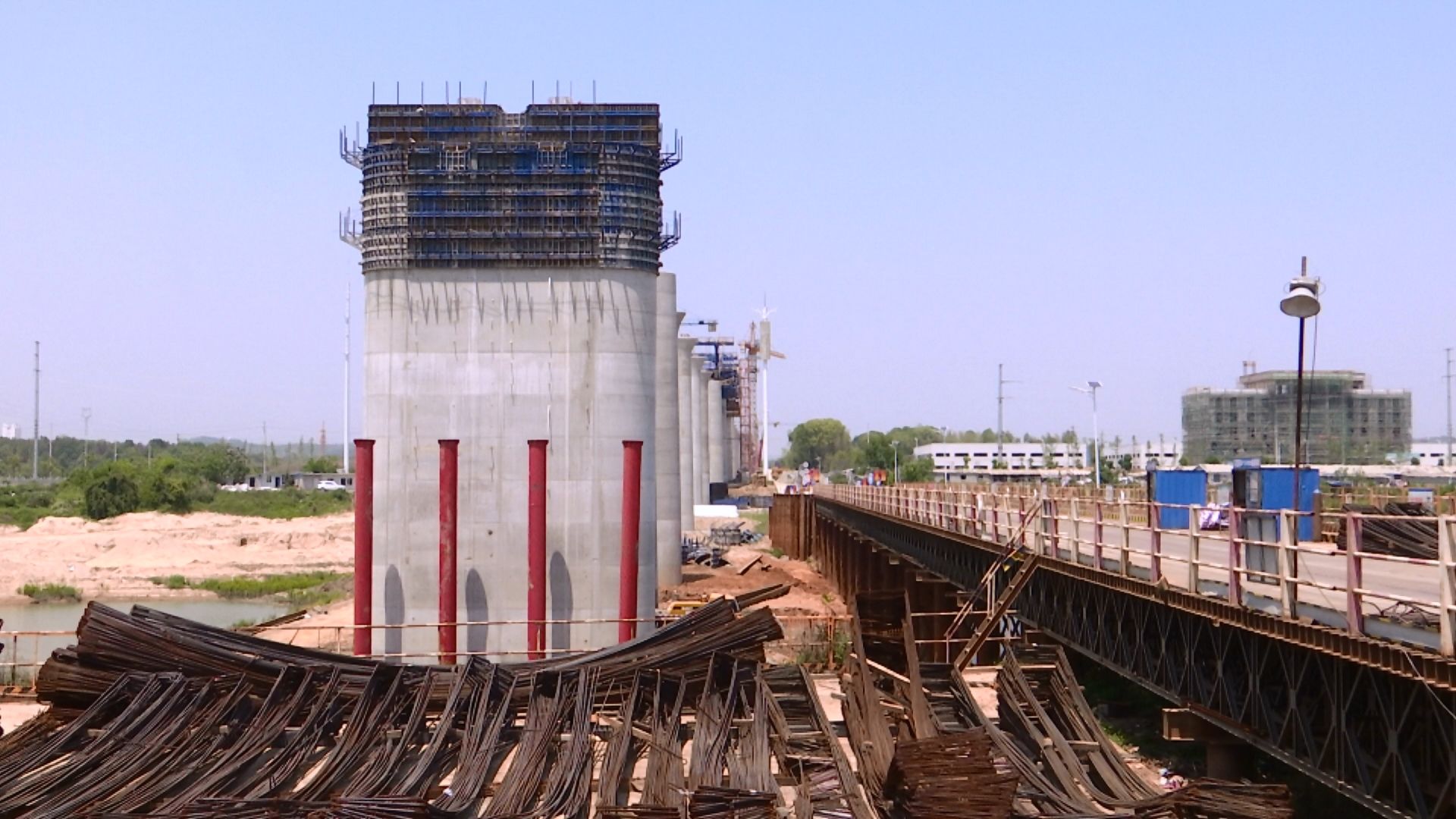 高铁二标项目常务副经理   龚波:这个桥主要是三跨,两个主墩,两个边墩
