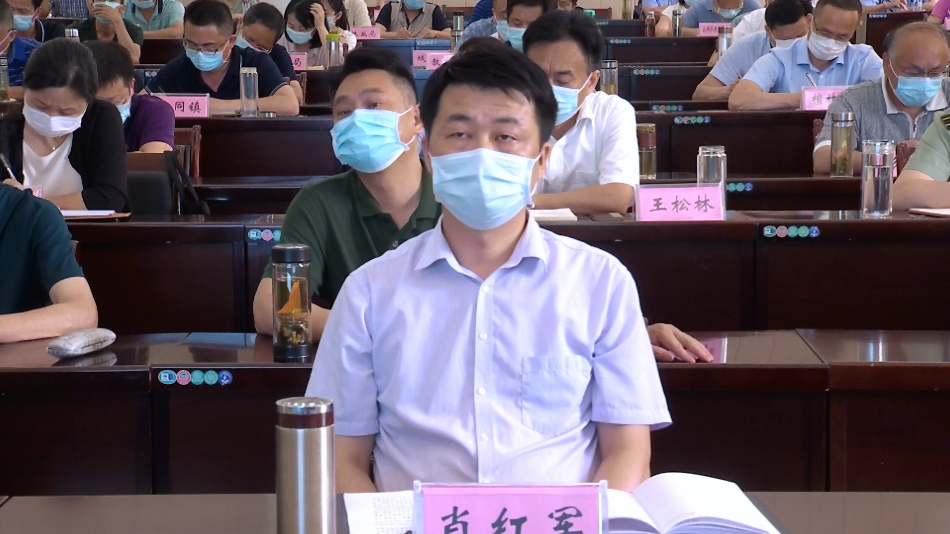 肖红军在主持报告会时指出,今年是特殊之年,面临着在疫情防控常态化下