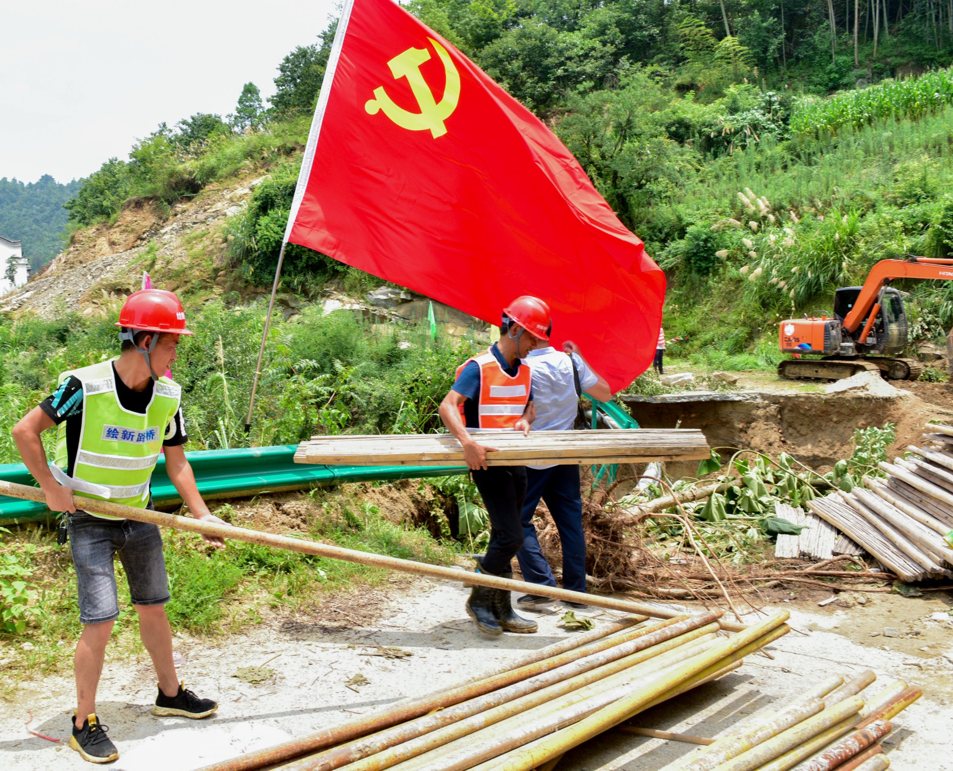 面对严峻的汛情,蕲春县农村公路局的党员干部职工,积极投入抢险救灾保