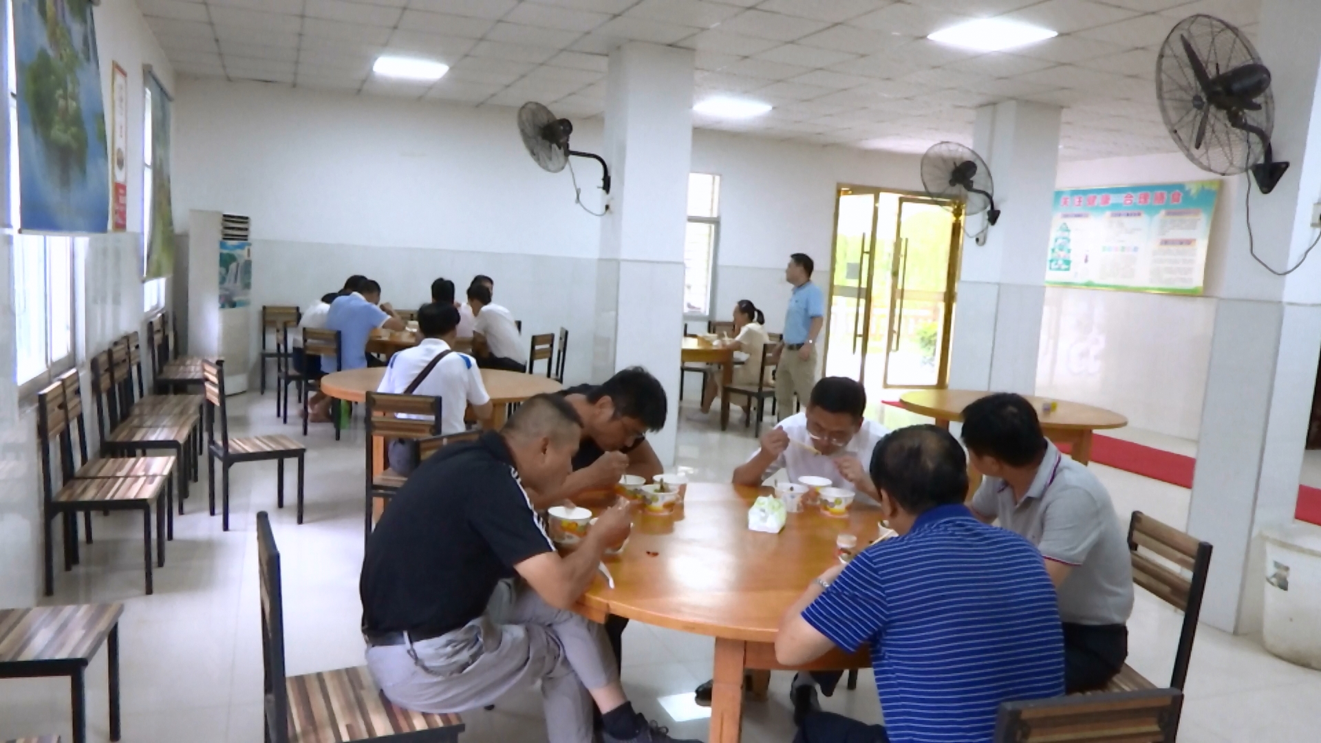 视频丨机关食堂带头厉行节约