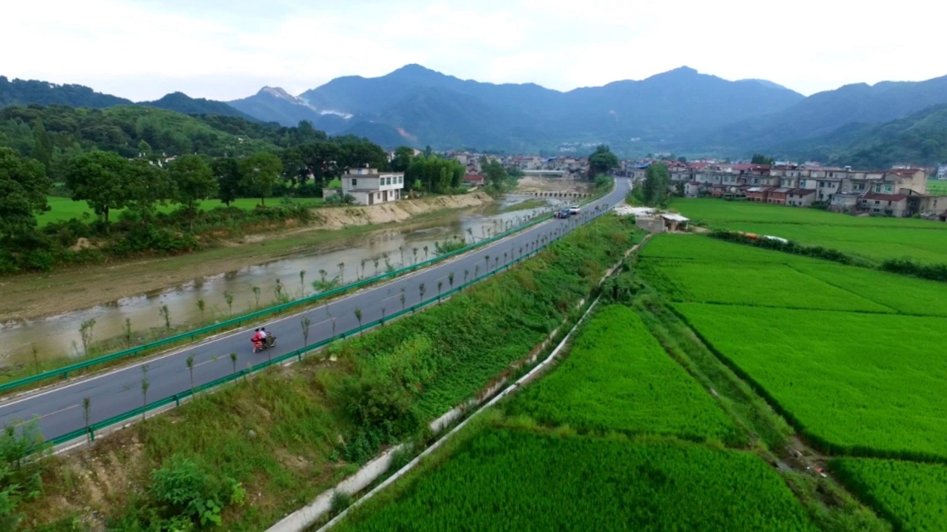 到李時珍百草園可賞花,觀景,體驗民俗,在蘄春四寶館感受四寶的神奇.