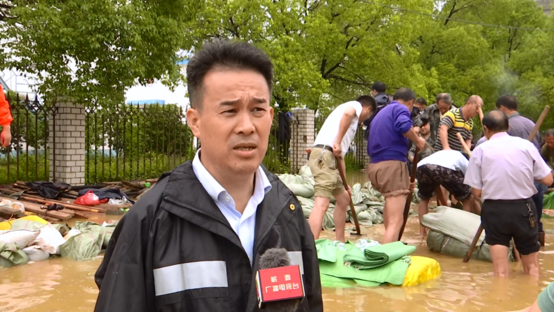 视频丨党旗插在大堤上守护安全保安澜