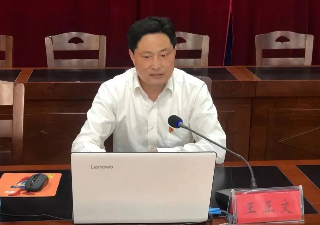 王正文教授为全镇党员干部作了题为《从百年党史看改革开放》的专题