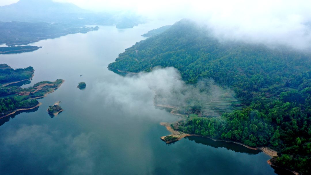 蘄春縣大同鎮唐山村,位於大同水庫北部,從空中俯瞰水庫,田園,雲霧繚繞