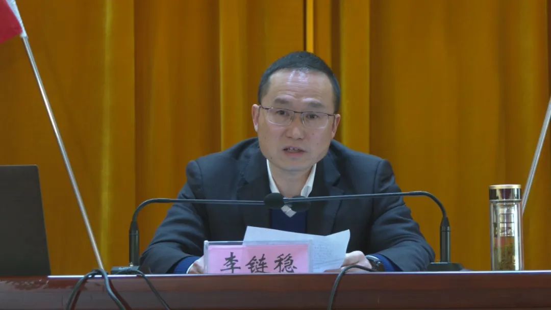 (县融媒体中心记者 查章维 报道)副县长李链稳围绕《开启全面推进乡村