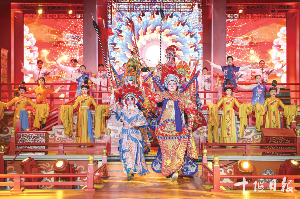 竹溪县武陵不夜城内戏曲悠悠闹元宵。记者张建波摄.png