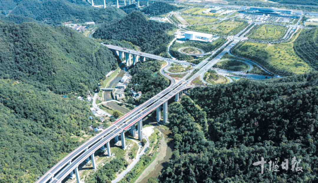9月1日,由十堰交投集团投资建设、中交二航局承建的十堰五衢大道(双高路)建成通车。.png
