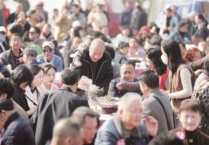 火爆的“八宝席”。赵平 摄