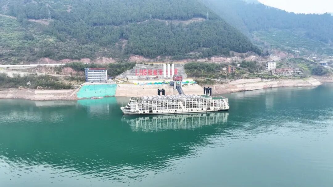 Y归州LNG船2.jpg