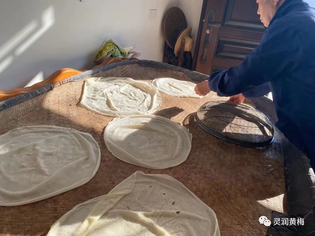 农村有句老话:"烧火的师傅,烫豆粑的徒弟",用柴火