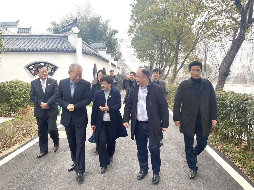 会议结束后,县委常委,副县长於小平,镇党委书记涂桢华,镇长潘拯,镇