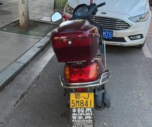 近日,"云上黄梅"有网友爆料,在人民大道水产街路口,有一辆红色摩托车