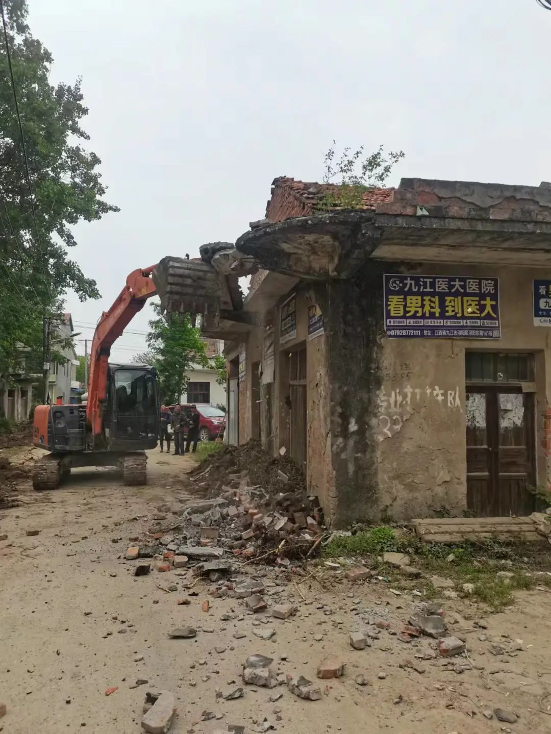 人居环境整治说拆就拆说干就干孔垄镇全面掀起拆通透行动热潮