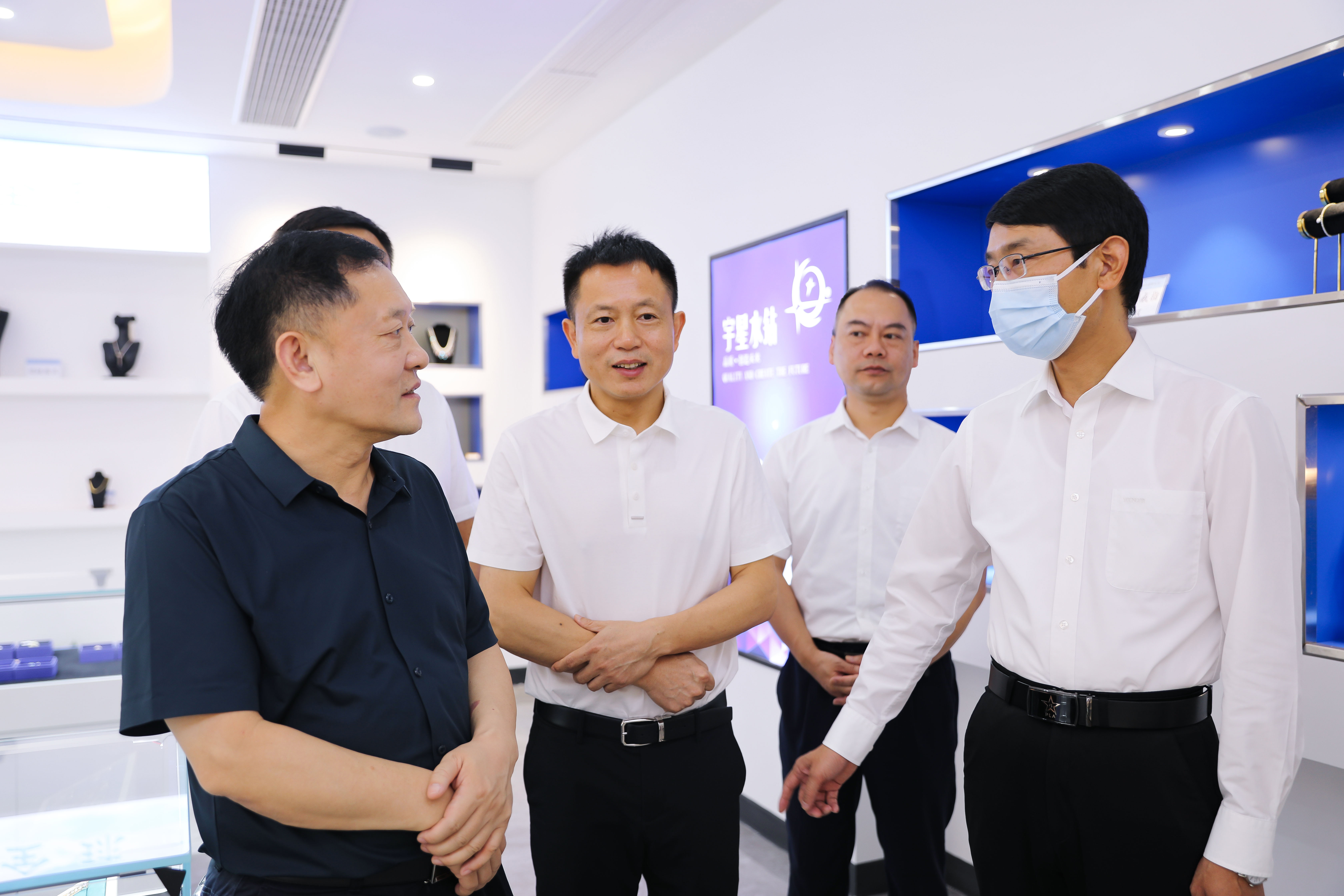 在湖北宇星水钻饰品有限公司,冯祖刚一行听取公司基本