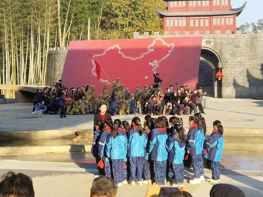 湖北首部大型红色实景剧.docx