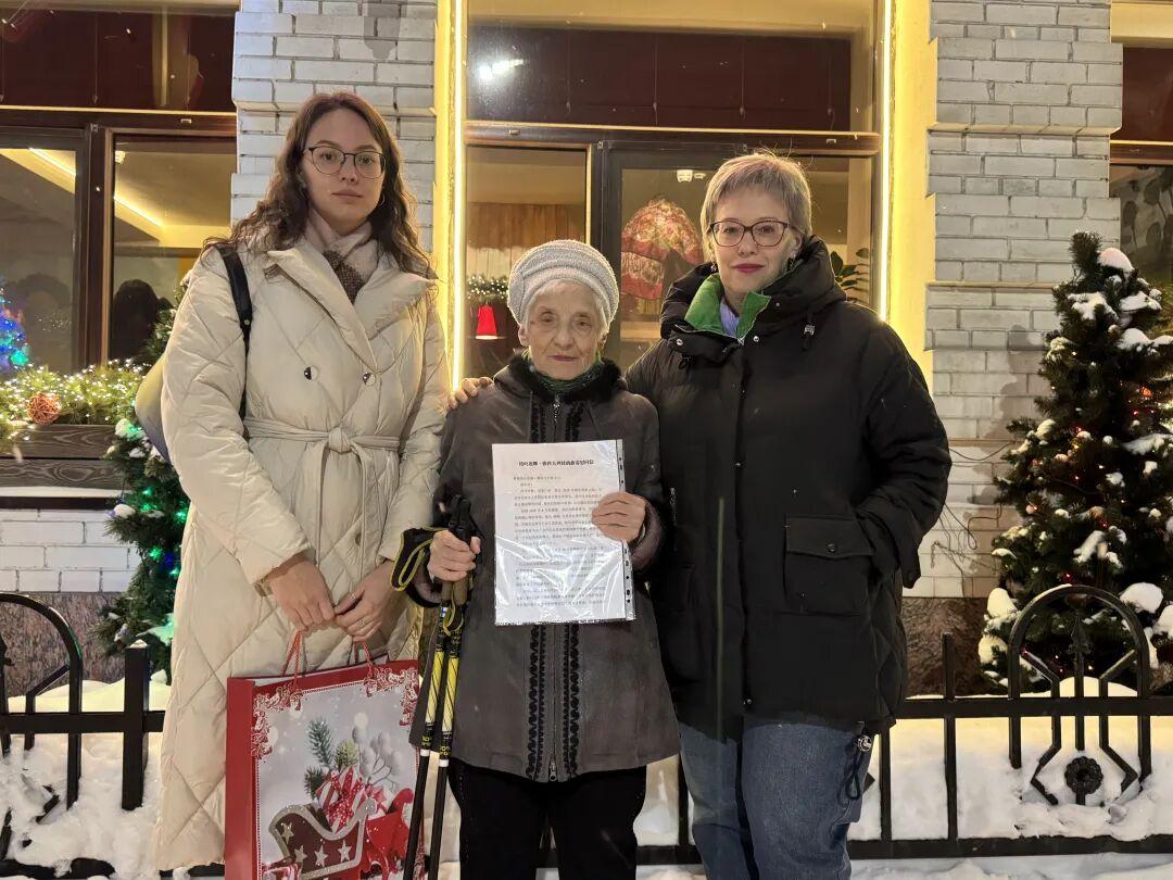 捐出珍藏87年的宝贝后，她将一张“武汉晚安”照片带回俄罗斯