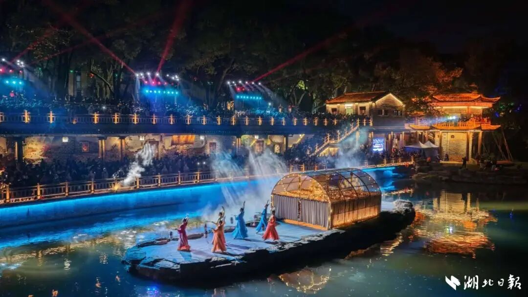 大型水上实景演出“温泉沸波”吸引了众多游客。湖北日报通讯员刘震摄.jpg