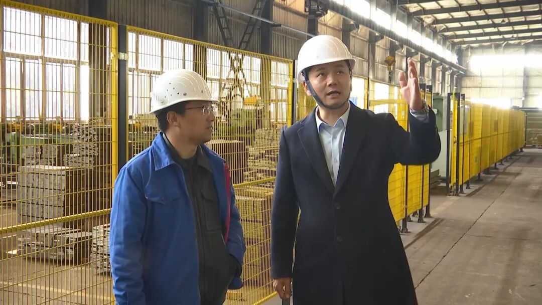 周润卿+【奋进火红五月+礼赞劳动荣光】董振兴:扎根乡村二十载+实干担当促振兴+(1).mp4_snapshot_00.13.355.jpg