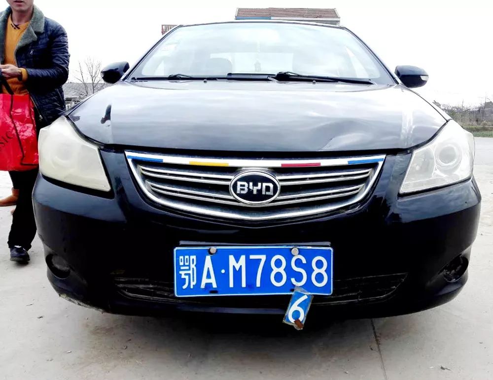 摘下后,黑色小型轿车露出了原本的车牌鄂am78s8.(作者:宋俊初)