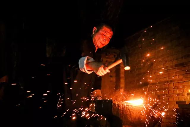 侠气尽显这位铸剑大师凭一手真功夫成为孝昌非物质文化遗产传承人