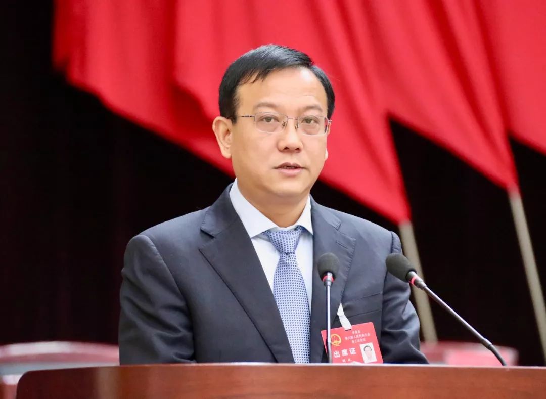 县长胡斌代表县政府向大会作《政府工作报告》.