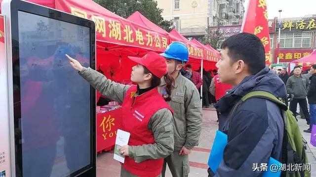 在医院展区,湖北省中医院骨科主任医师杨功旭为一位