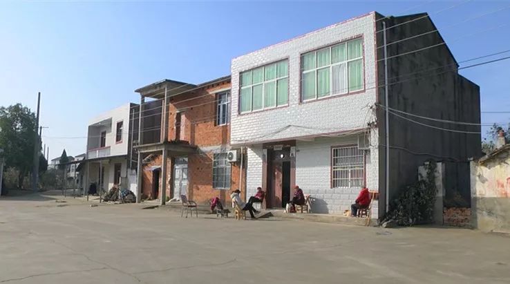 肖义国,今年72岁,是一个有着28年党龄的老党员.