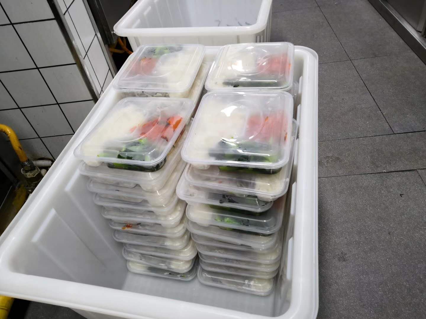 33天不间断10000余份爱心盒饭被送上抗疫一线