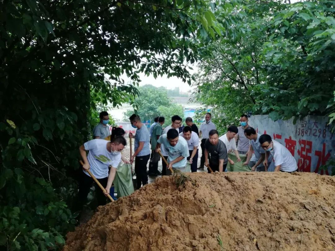 燎原水庫溢洪情況▲陡山鄉陸光村支部書記查看澴河漲水情況▲陡山鄉大