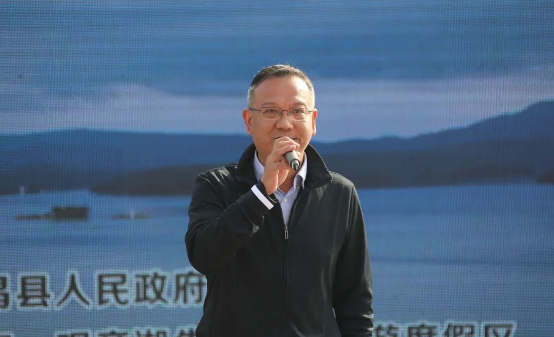 县长胡斌宣布孝昌县健步行活动正式开始.